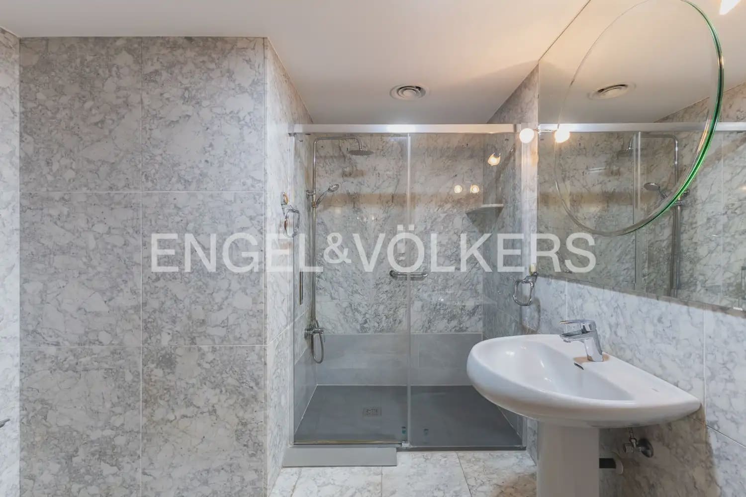 4 quarto Apartamento para arrendar em Valencia cidade com garagem - 3 500 € (Ref: 10034449)