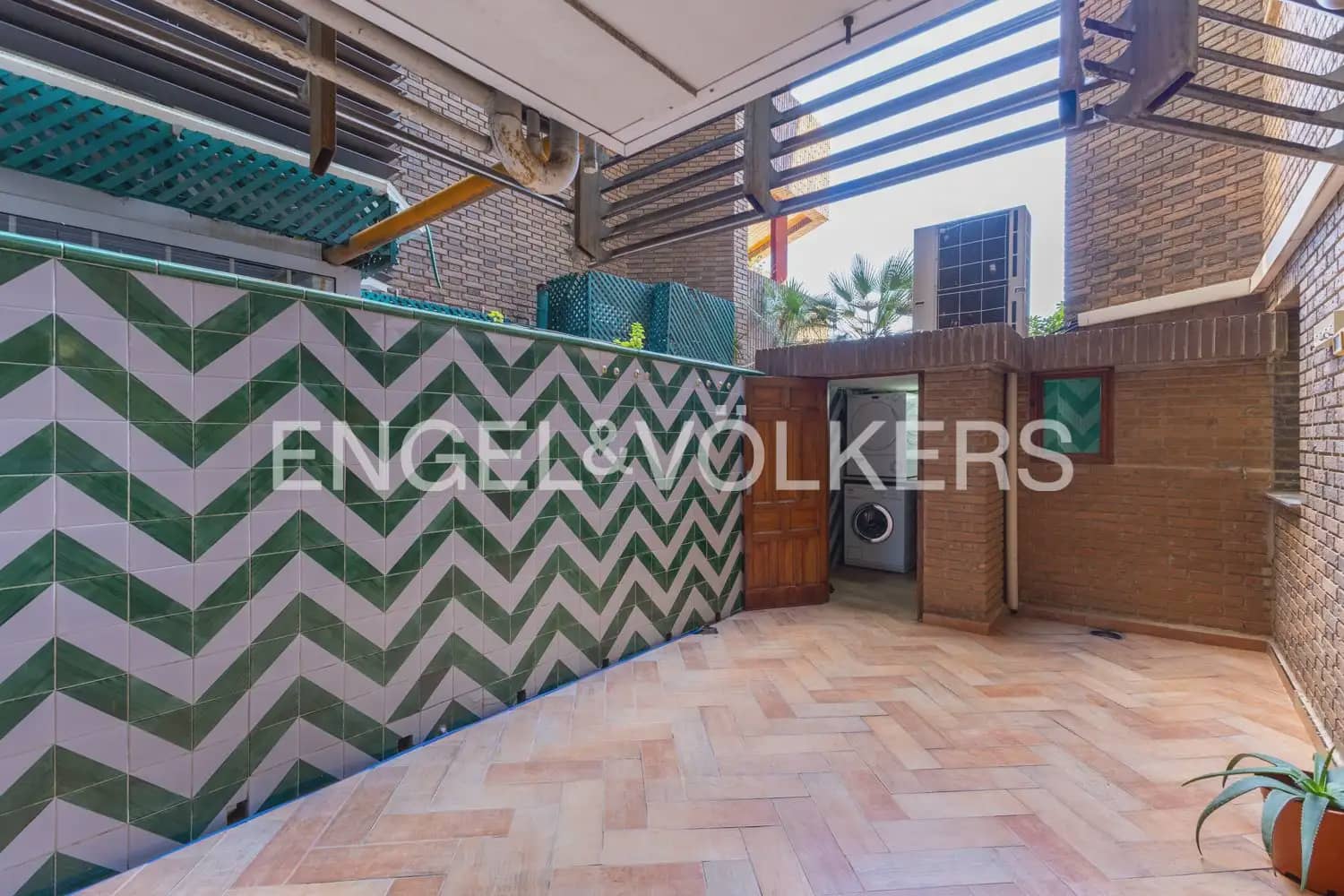 4 quarto Apartamento para arrendar em Valencia cidade com garagem - 3 500 € (Ref: 10034449)