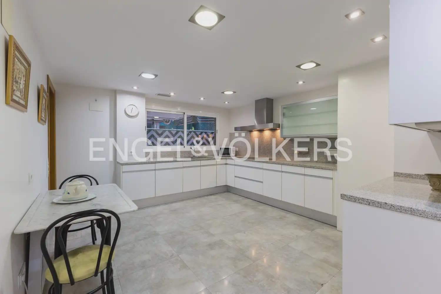 4 quarto Apartamento para arrendar em Valencia cidade com garagem - 3 500 € (Ref: 10034449)
