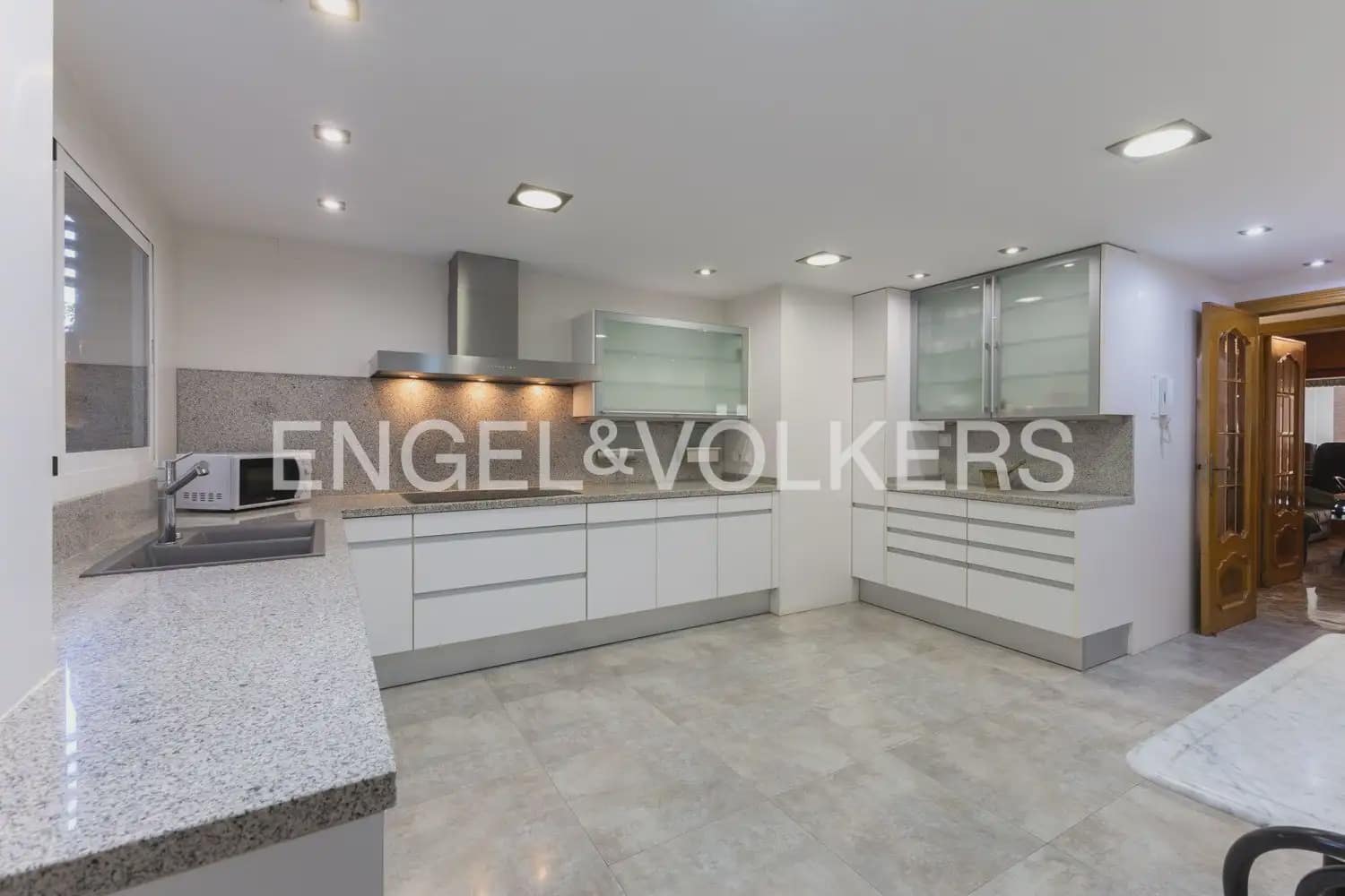 4 quarto Apartamento para arrendar em Valencia cidade com garagem - 3 500 € (Ref: 10034449)