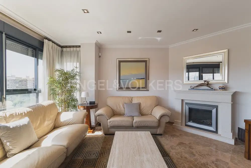 Piso de 4 habitaciones en València ciudad en alquiler con garaje - 2.500 € (Ref: 10035676)
