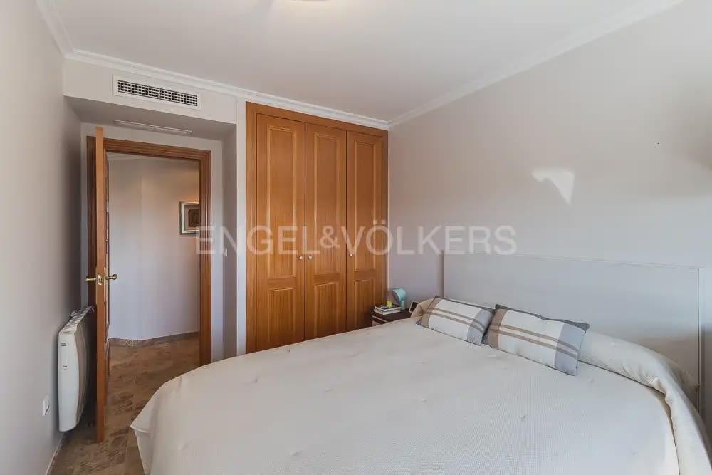 Piso de 4 habitaciones en València ciudad en alquiler con garaje - 2.500 € (Ref: 10035676)