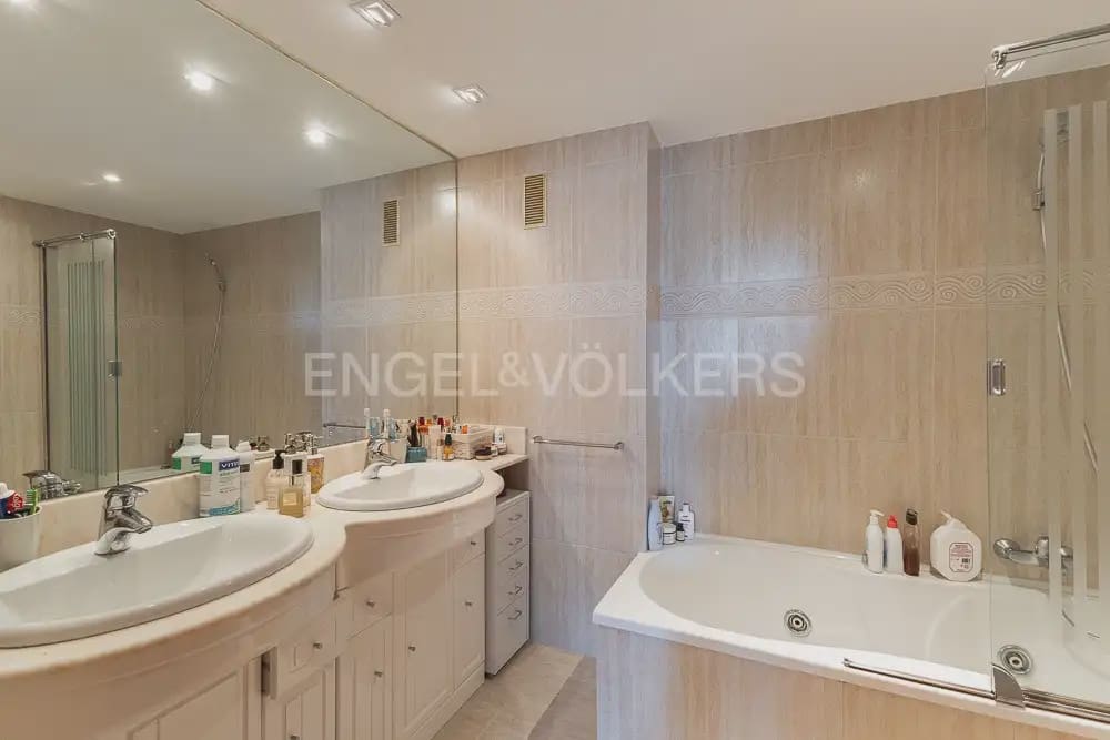 Piso de 4 habitaciones en València ciudad en alquiler con garaje - 2.500 € (Ref: 10035676)