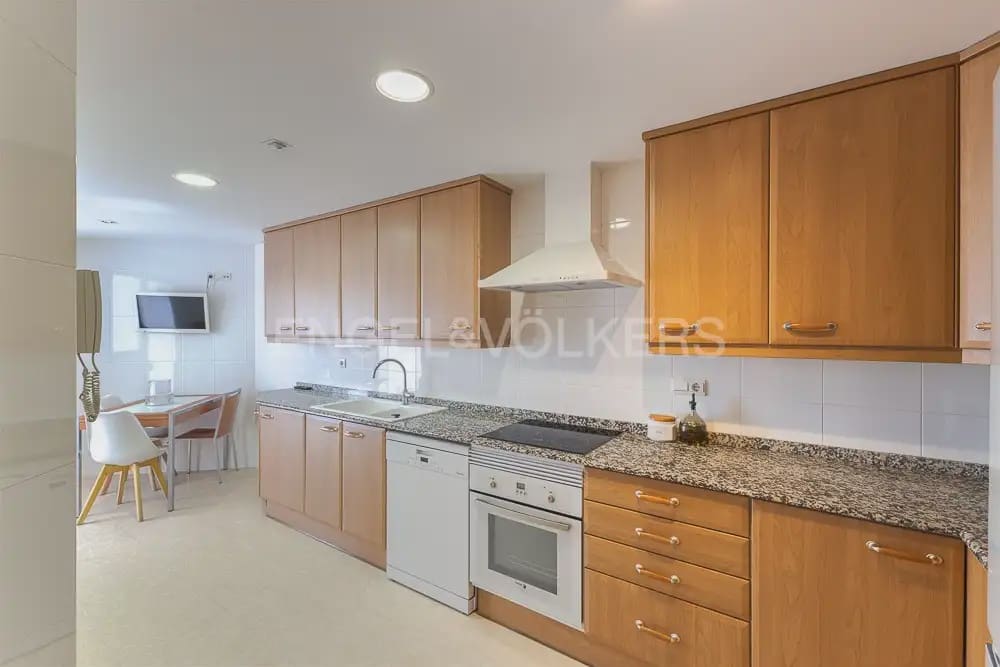 Piso de 4 habitaciones en València ciudad en alquiler con garaje - 2.500 € (Ref: 10035676)