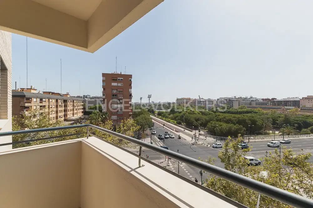 Piso de 4 habitaciones en València ciudad en alquiler con garaje - 2.500 € (Ref: 10035676)