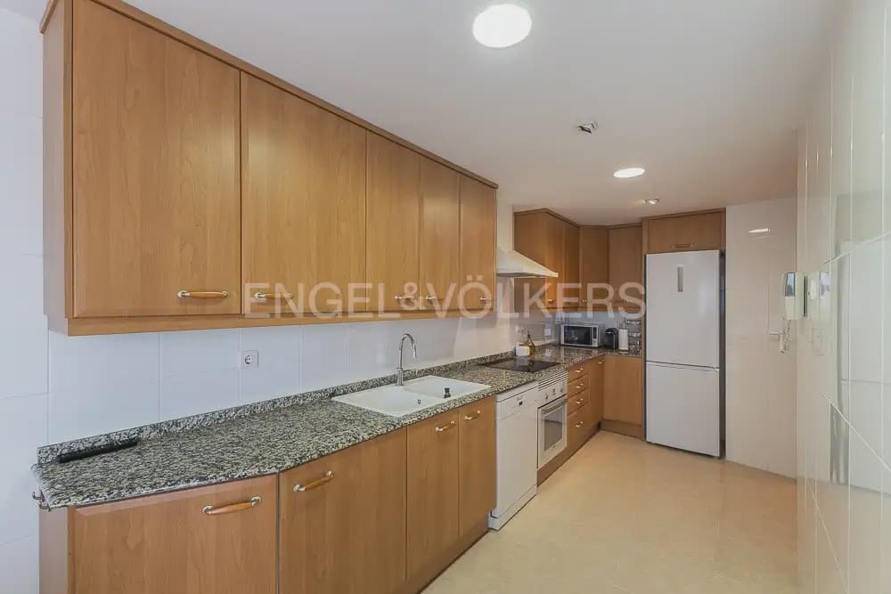 Piso de 4 habitaciones en València ciudad en alquiler con garaje - 2.500 € (Ref: 10035676)