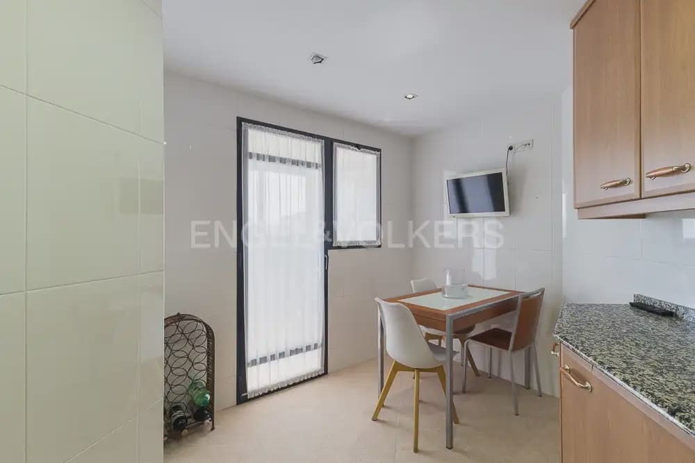 Piso de 4 habitaciones en València ciudad en alquiler con garaje - 2.500 € (Ref: 10035676)