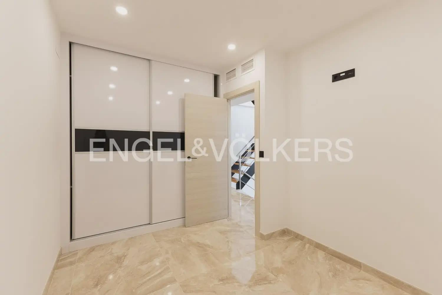 4 bedroom Townhouse for sale in Benifaio with garage - € 385,000 (Ref: 10035680)