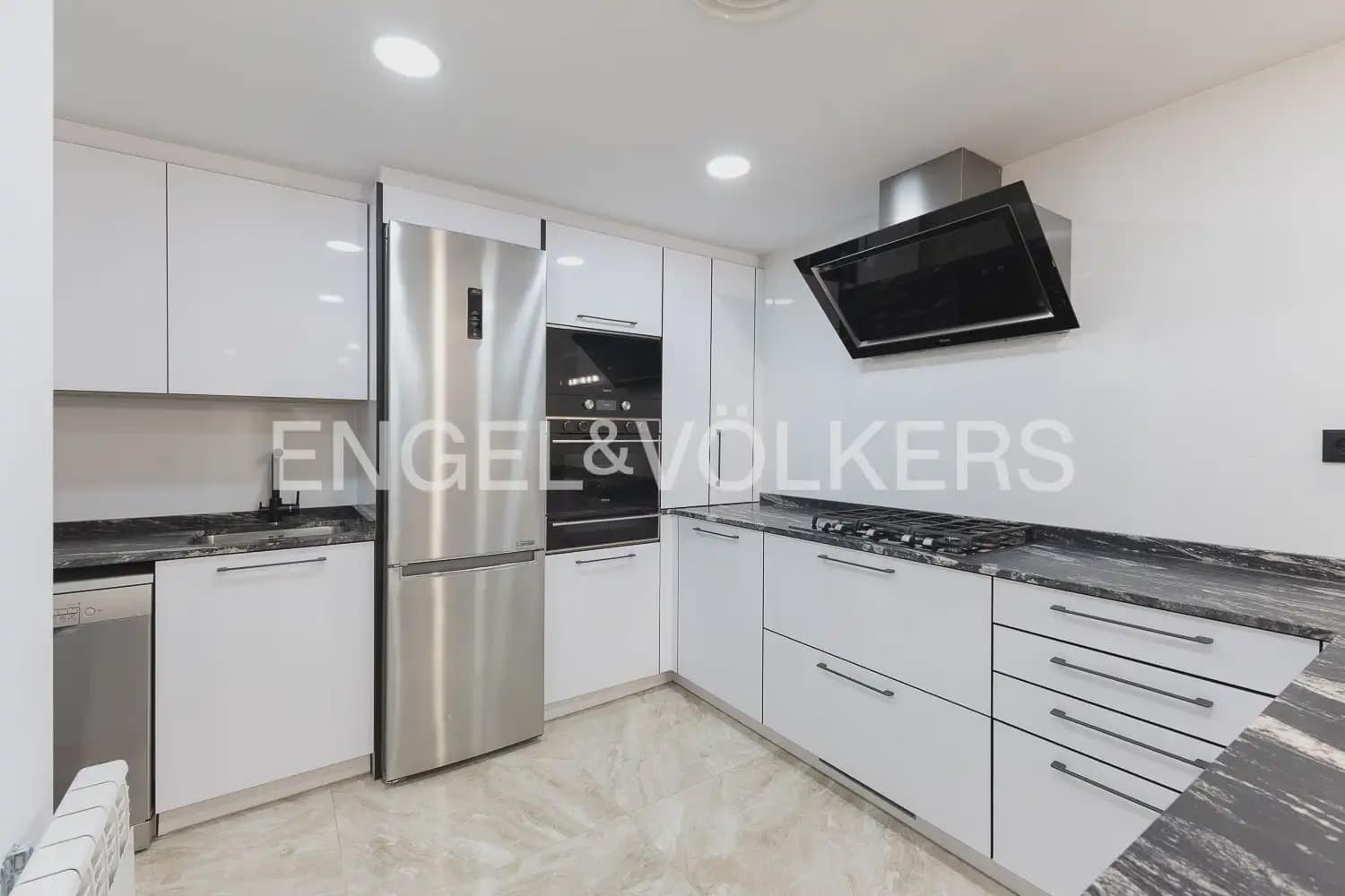 4 bedroom Townhouse for sale in Benifaio with garage - € 385,000 (Ref: 10035680)