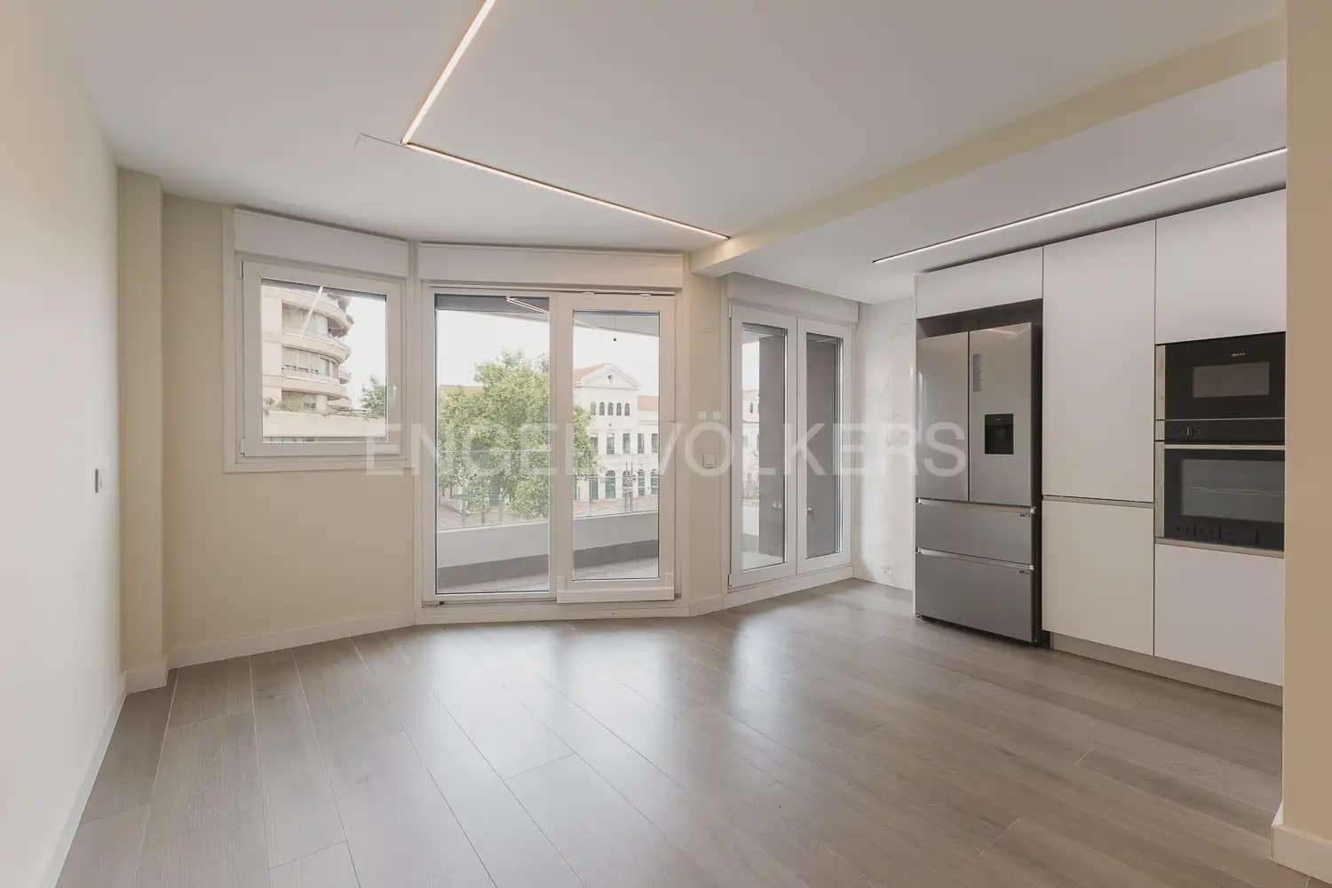 Piso de 3 habitaciones en València ciudad en alquiler con garaje - 2.200 € (Ref: 10035764)