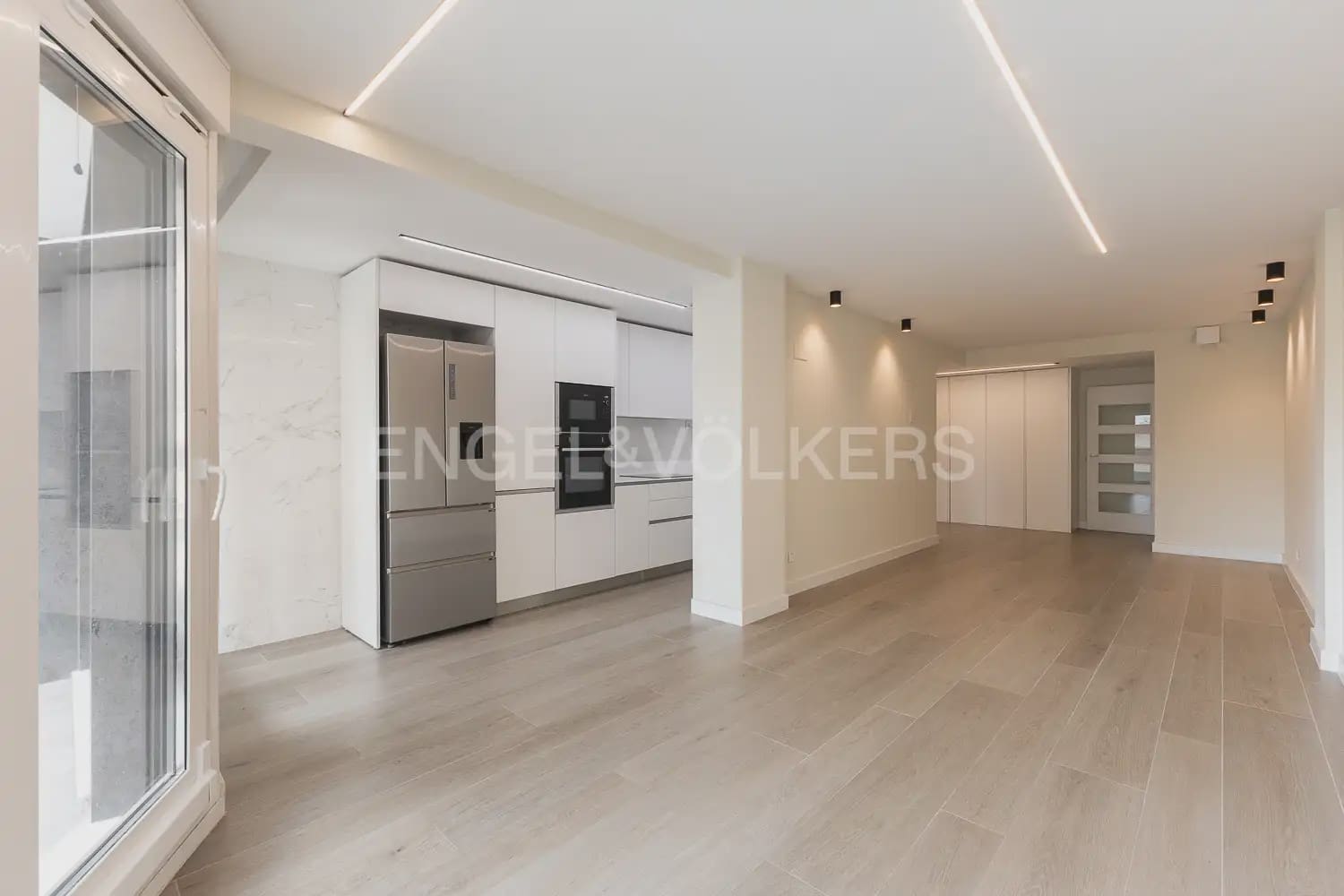 Piso de 3 habitaciones en València ciudad en alquiler con garaje - 2.200 € (Ref: 10035764)