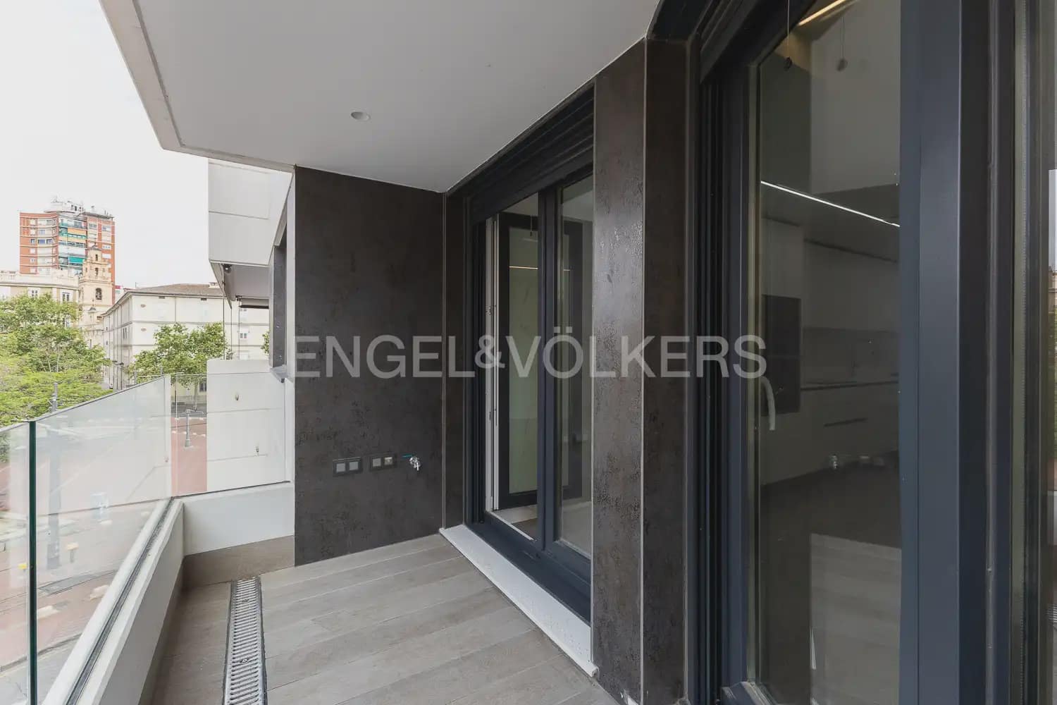 Piso de 3 habitaciones en València ciudad en alquiler con garaje - 2.200 € (Ref: 10035764)