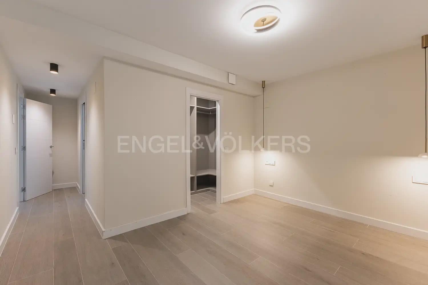 Piso de 3 habitaciones en València ciudad en alquiler con garaje - 2.200 € (Ref: 10035764)