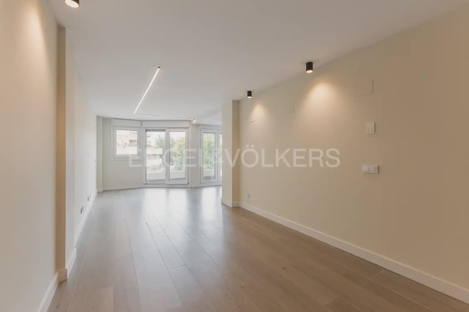 Piso de 3 habitaciones en València ciudad en alquiler con garaje - 2.200 € (Ref: 10035764)