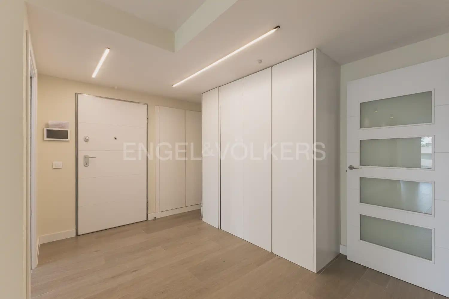 Piso de 3 habitaciones en València ciudad en alquiler con garaje - 2.200 € (Ref: 10035764)