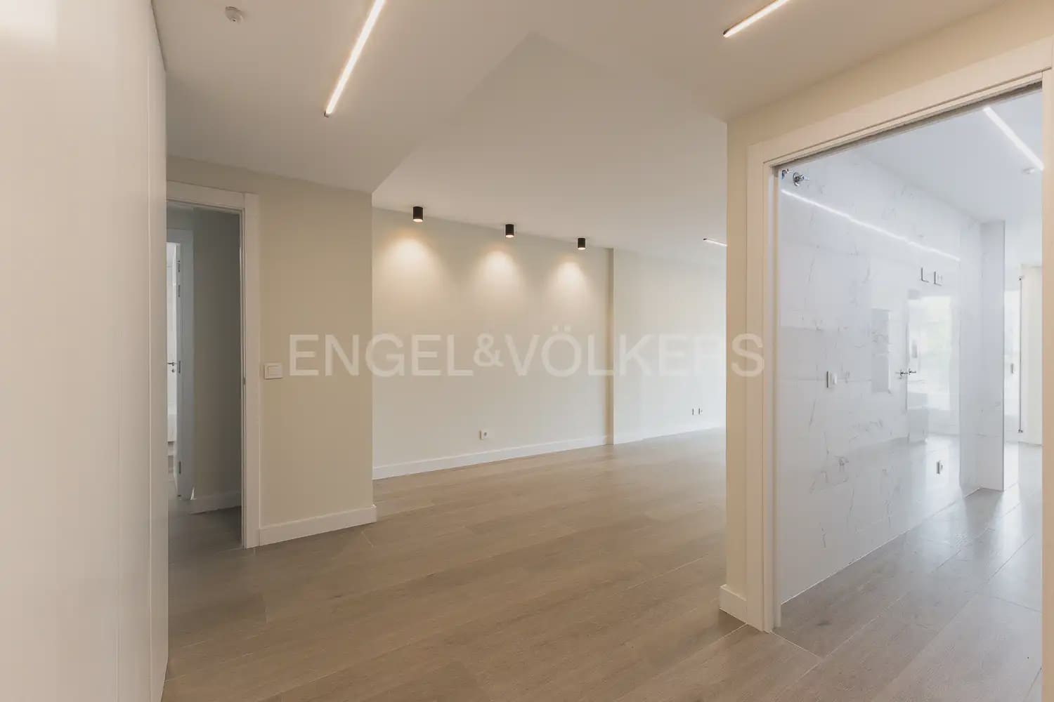 Piso de 3 habitaciones en València ciudad en alquiler con garaje - 2.200 € (Ref: 10035764)