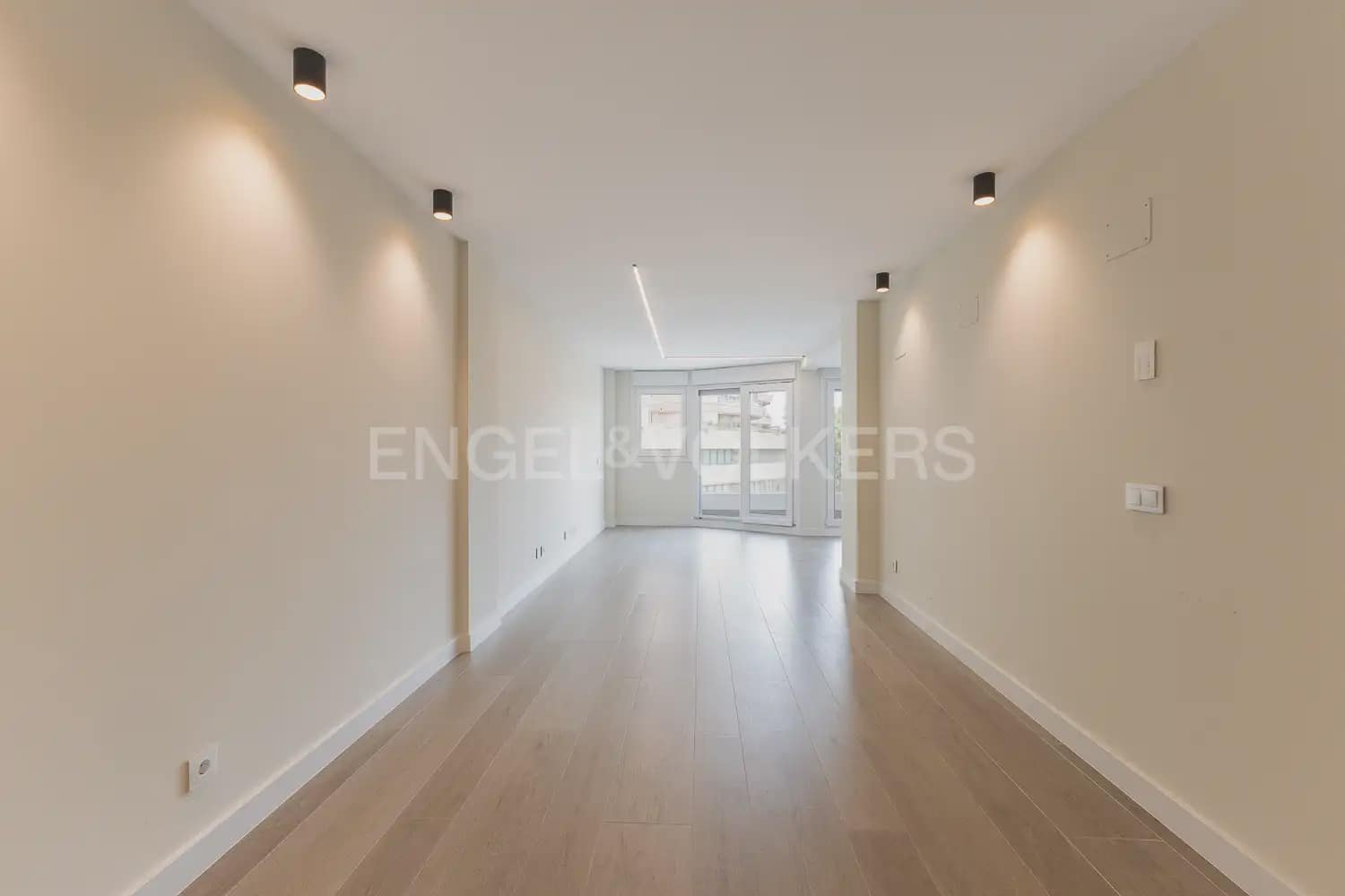 Piso de 3 habitaciones en València ciudad en alquiler con garaje - 2.200 € (Ref: 10035764)