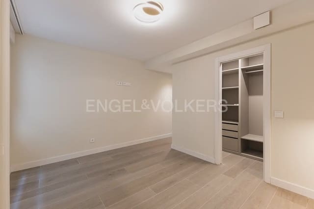 Piso de 3 habitaciones en Trinitat, València ciudad en alquiler con garaje - 2.200 € (Ref: 10035764)