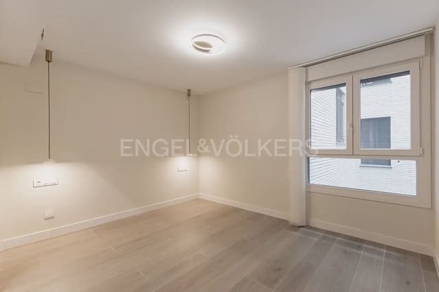 Piso de 3 habitaciones en Trinitat, València ciudad en alquiler con garaje - 2.200 € (Ref: 10035764)