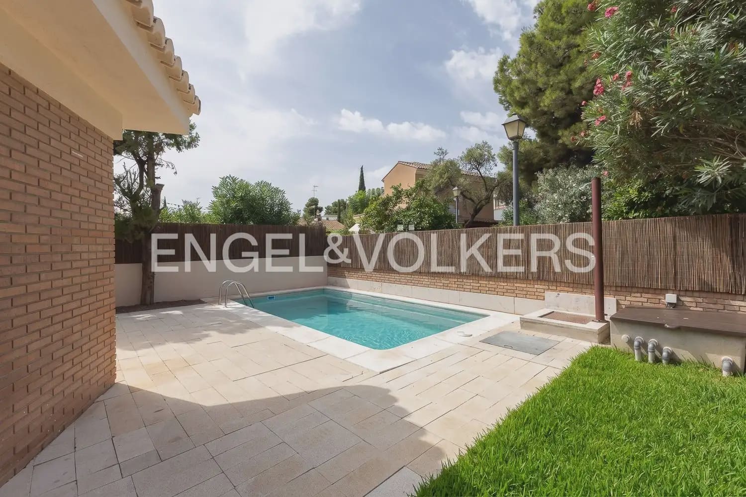 4 Zimmer Villa zu vermieten in Rocafort mit Pool Garage - 2.600 € (Ref: 10036200)