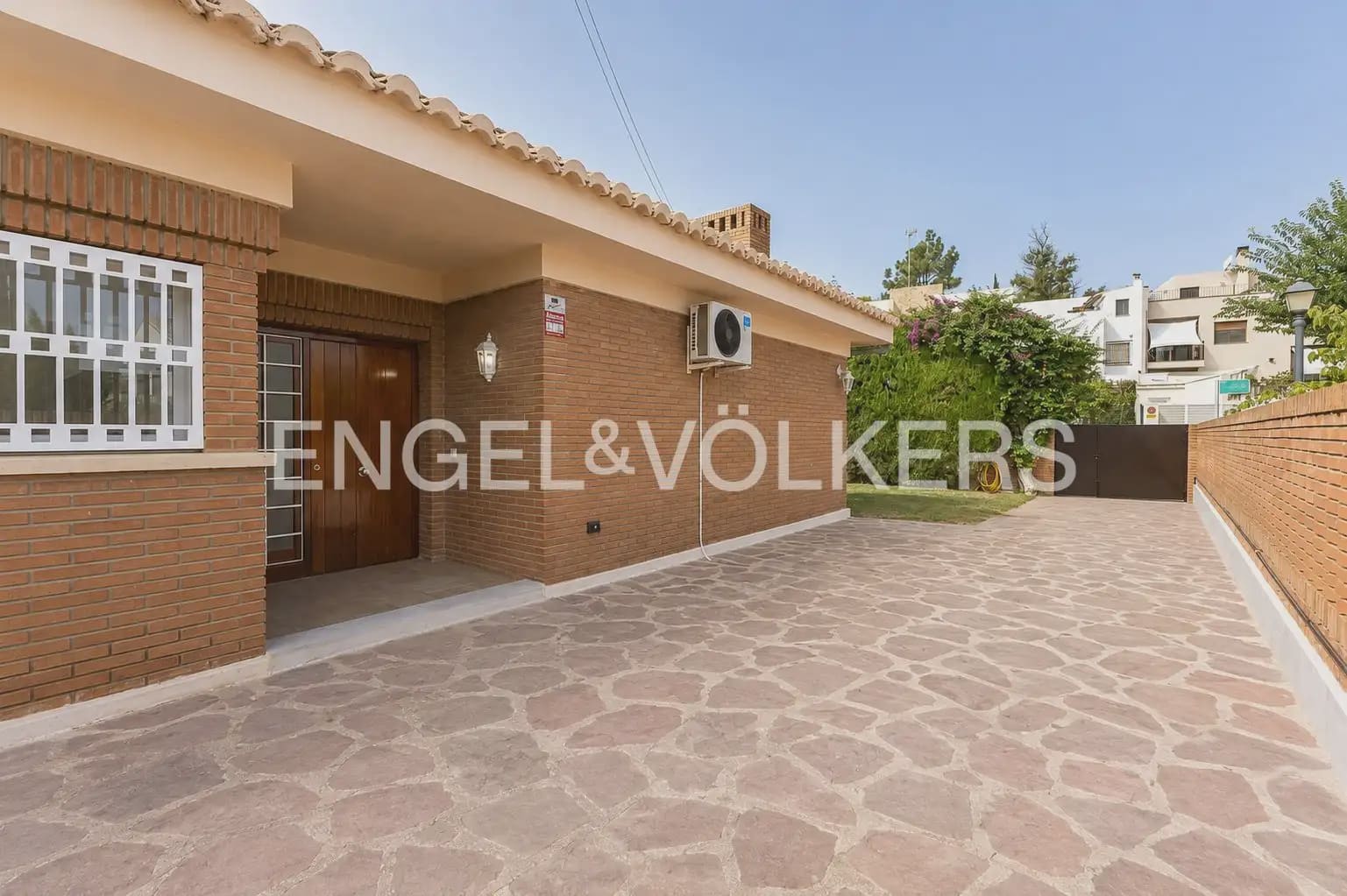 4 Zimmer Villa zu vermieten in Rocafort mit Pool Garage - 2.600 € (Ref: 10036200)