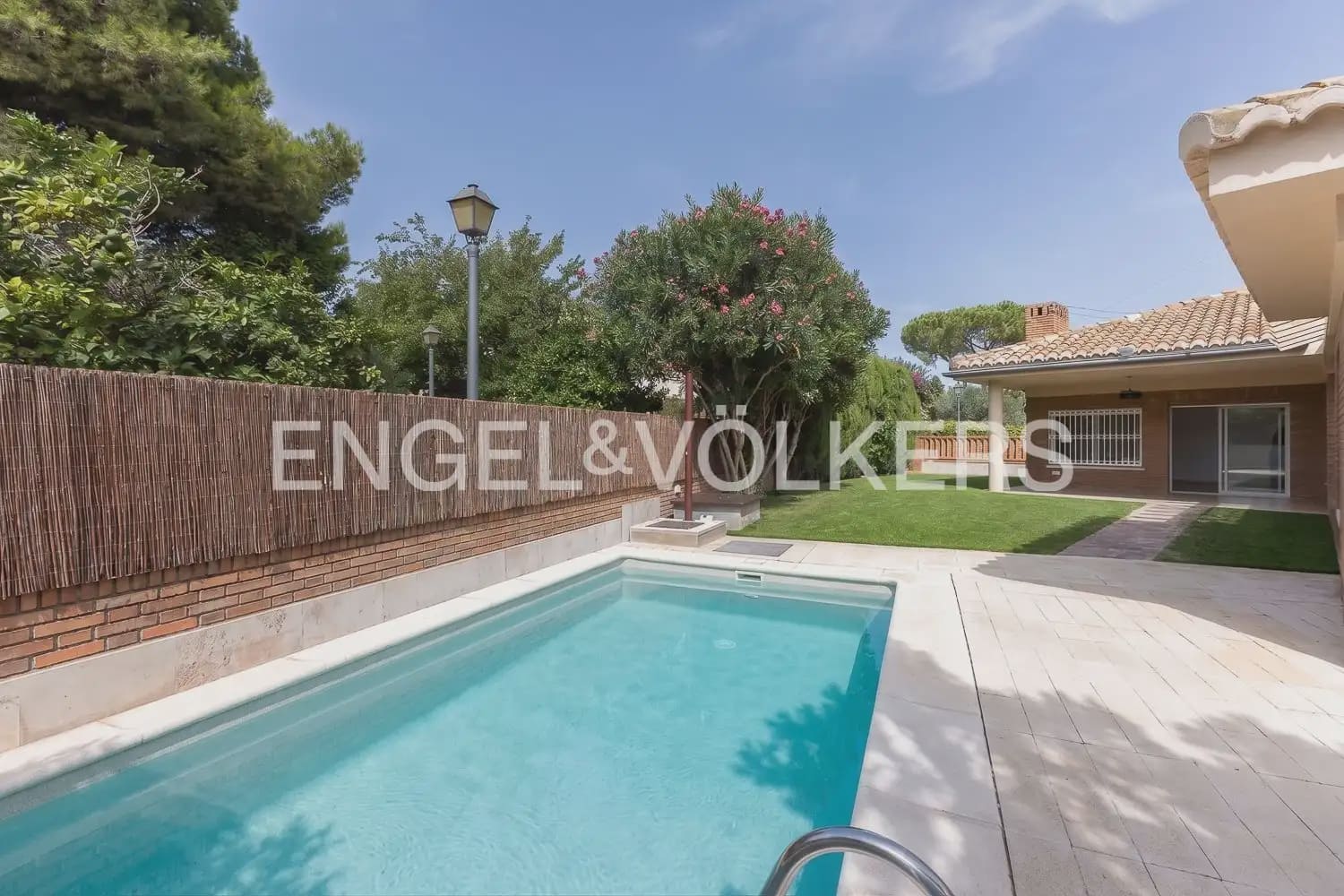 4 Zimmer Villa zu vermieten in Rocafort mit Pool Garage - 2.600 € (Ref: 10036200)