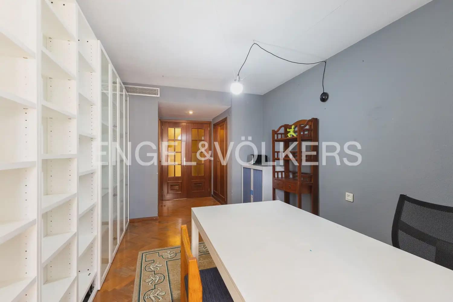 5 bedroom Flat for rent in Valencia city with garage - € 2,400 (Ref: 10039106)