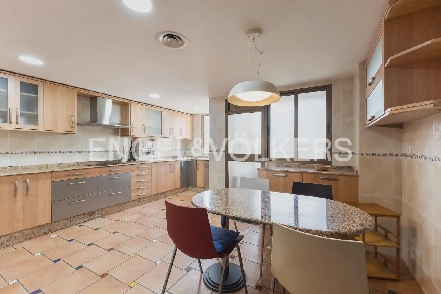 5 bedroom Flat for rent in Valencia city with garage - € 2,400 (Ref: 10039106)