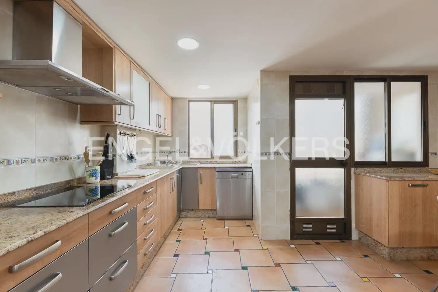 5 bedroom Flat for rent in Valencia city with garage - € 2,400 (Ref: 10039106)