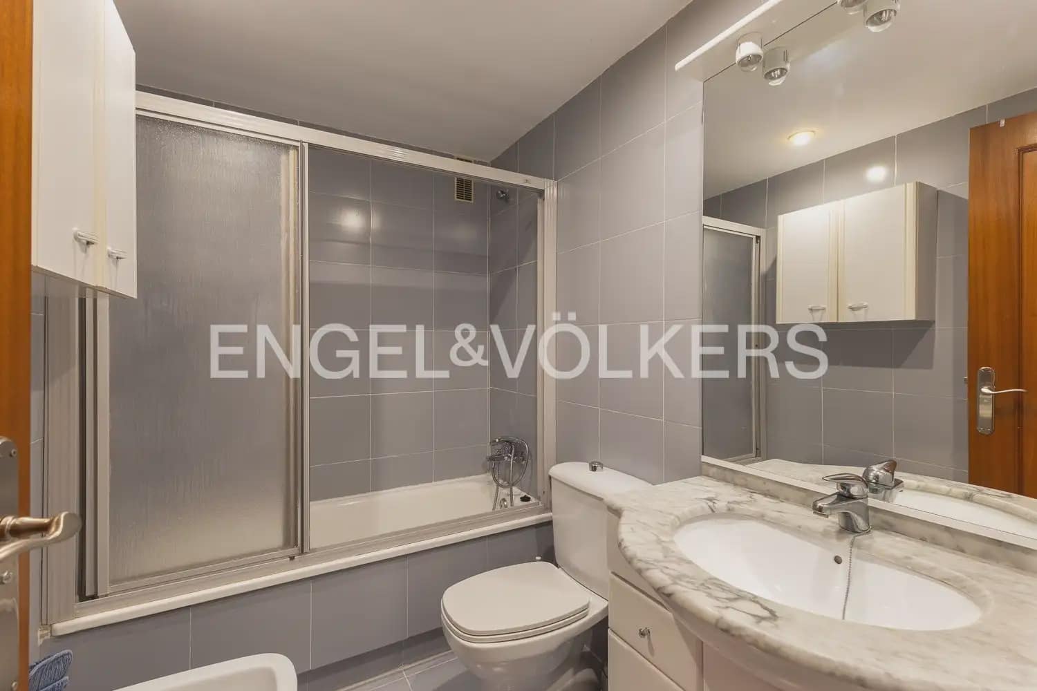 5 bedroom Flat for rent in Valencia city with garage - € 2,400 (Ref: 10039106)