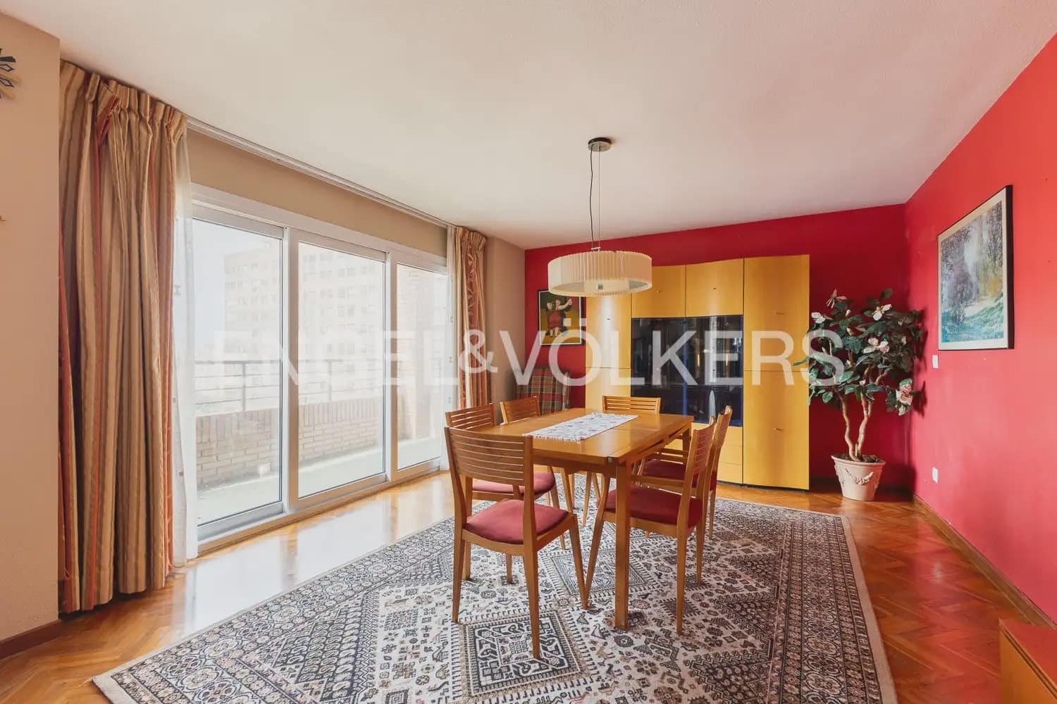 5 bedroom Flat for rent in Valencia city with garage - € 2,400 (Ref: 10039106)