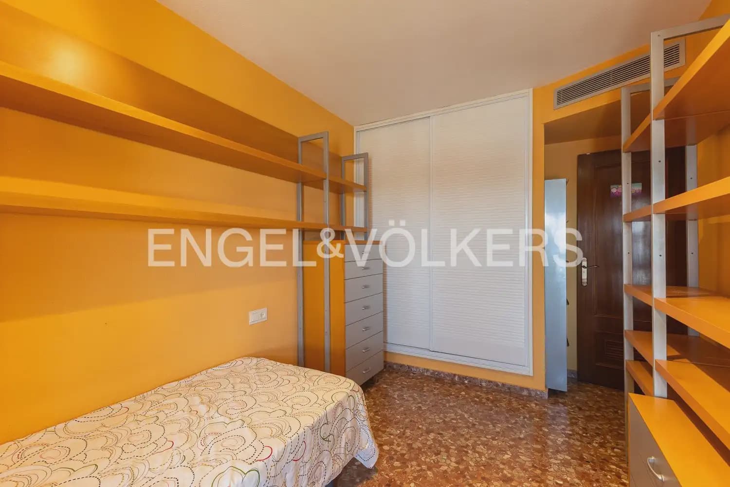 5 bedroom Flat for rent in Valencia city with garage - € 2,400 (Ref: 10039106)