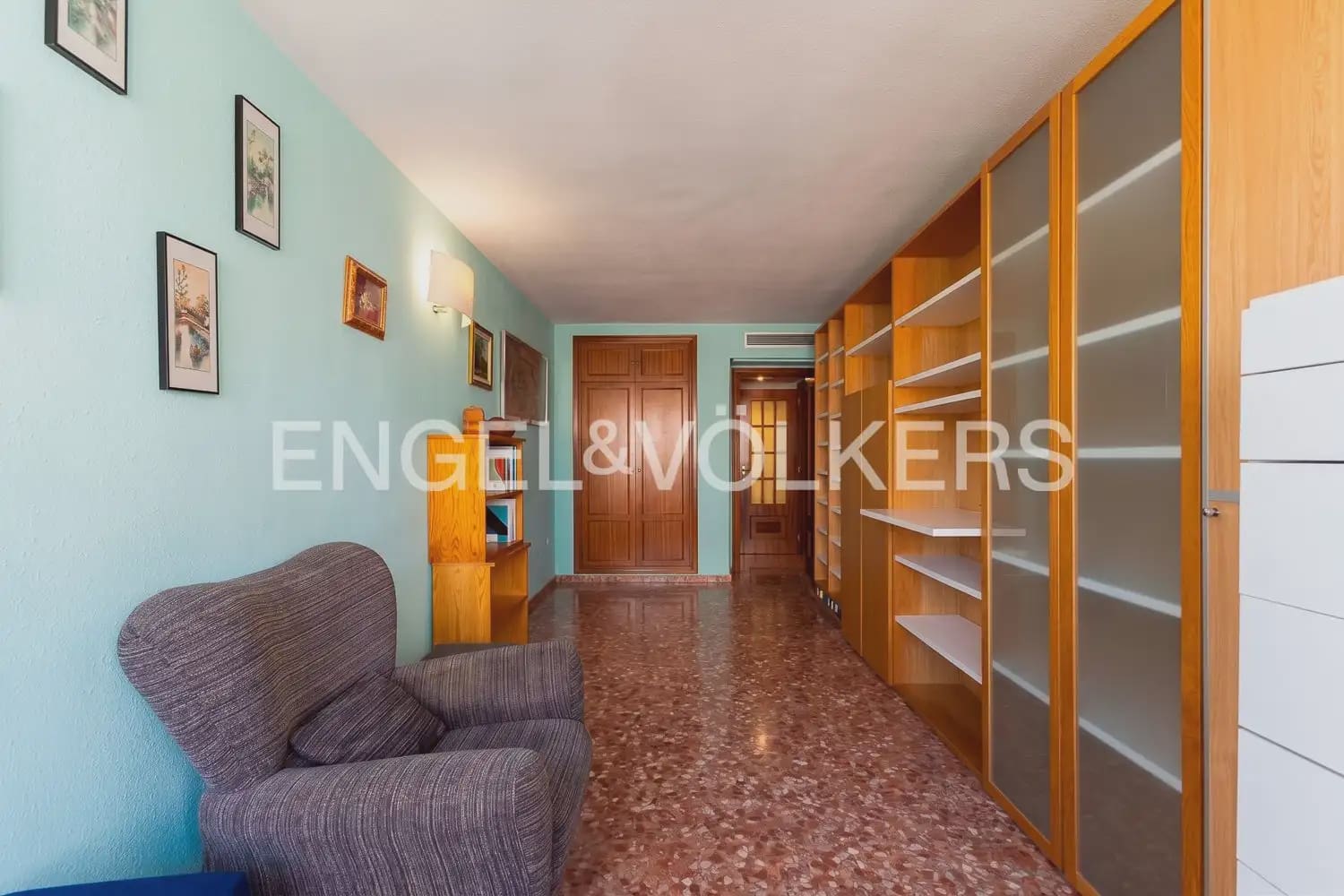 5 bedroom Flat for rent in Valencia city with garage - € 2,400 (Ref: 10039106)
