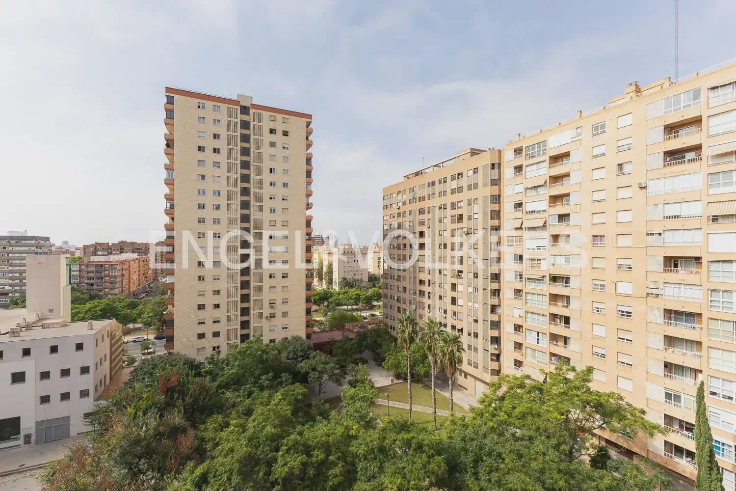 5 bedroom Flat for rent in Valencia city with garage - € 2,400 (Ref: 10039106)