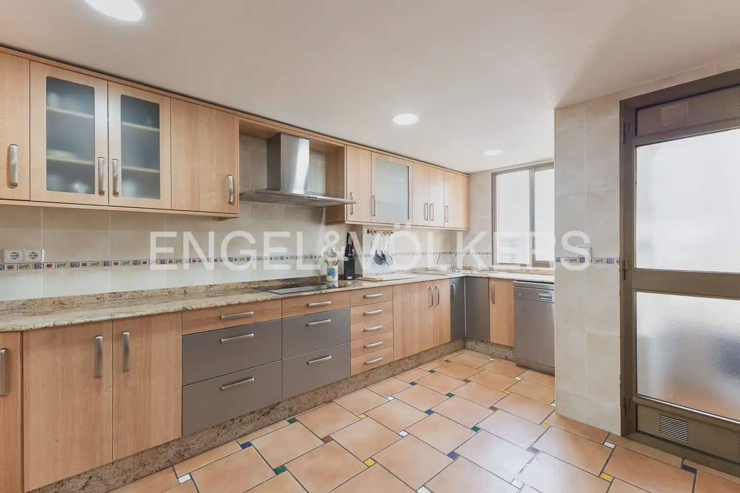 5 bedroom Flat for rent in Valencia city with garage - € 2,400 (Ref: 10039106)