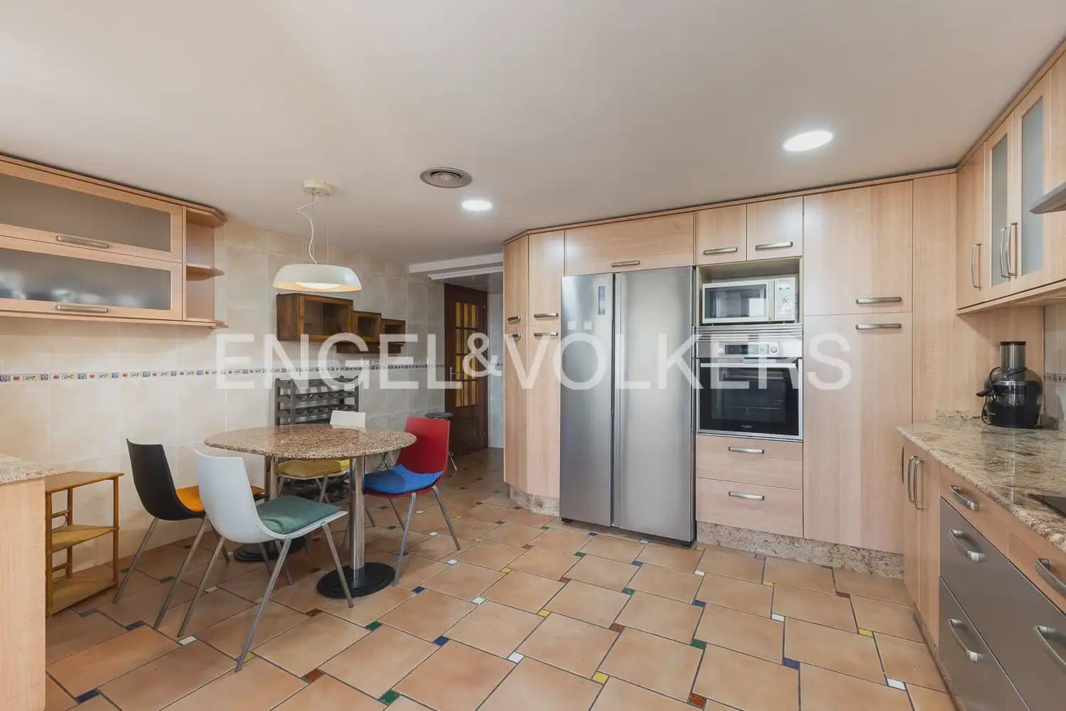 5 bedroom Flat for rent in Valencia city with garage - € 2,400 (Ref: 10039106)