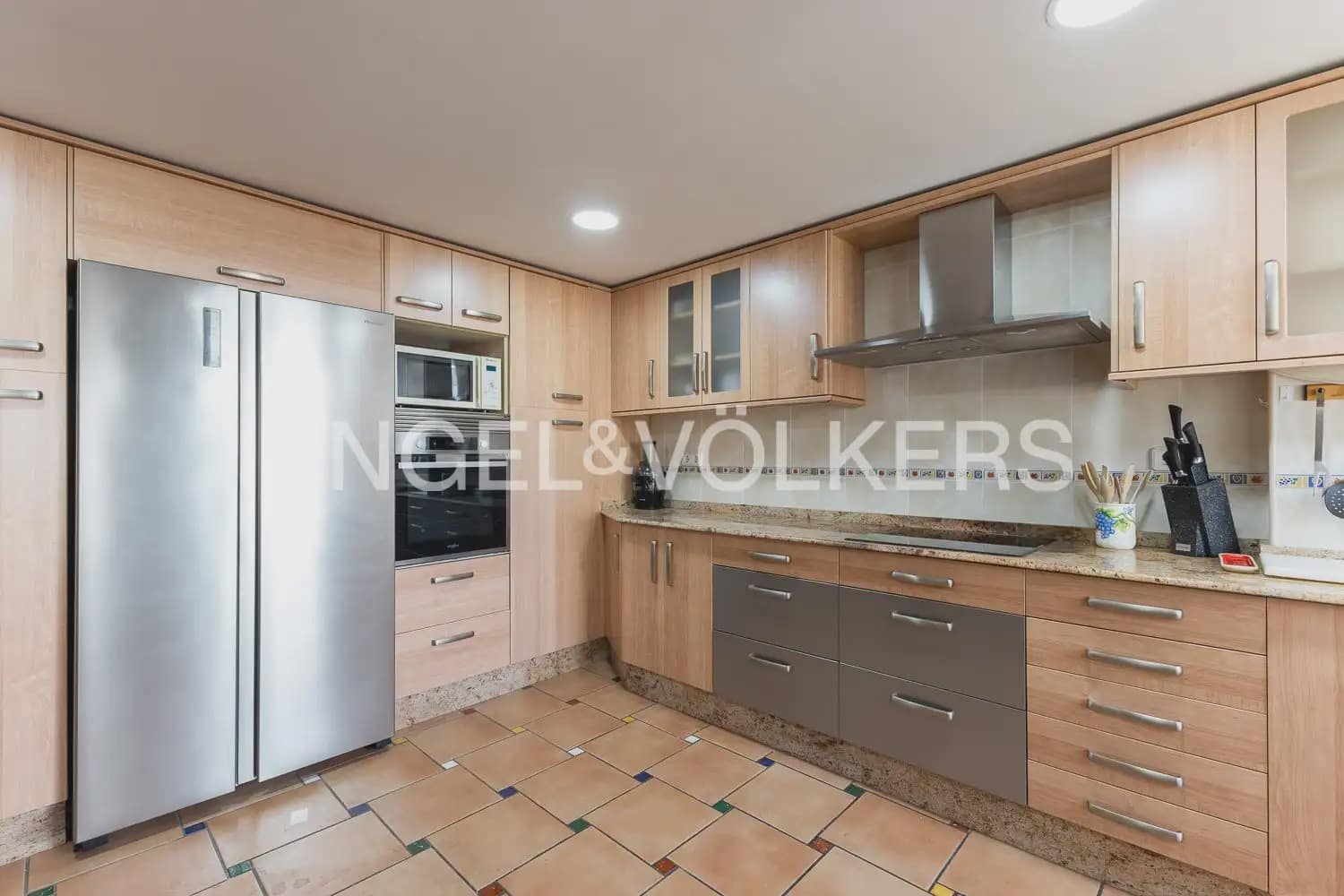 5 bedroom Flat for rent in Valencia city with garage - € 2,400 (Ref: 10039106)