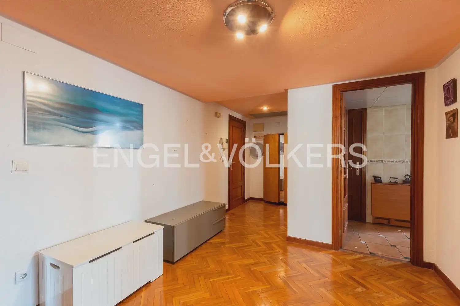 5 bedroom Flat for rent in Valencia city with garage - € 2,400 (Ref: 10039106)