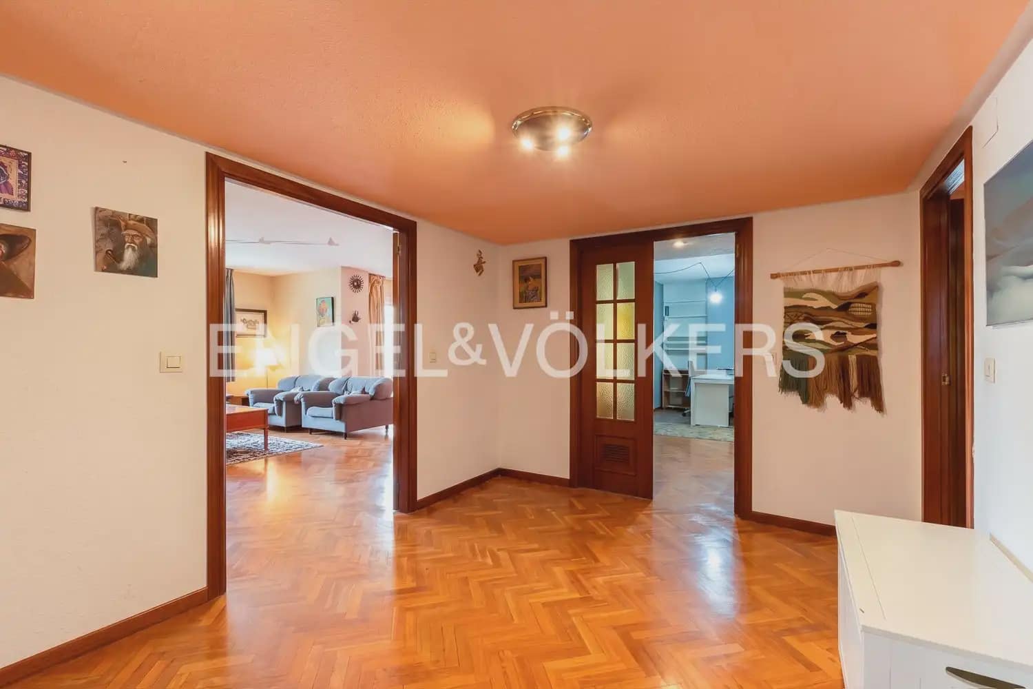 5 bedroom Flat for rent in Valencia city with garage - € 2,400 (Ref: 10039106)