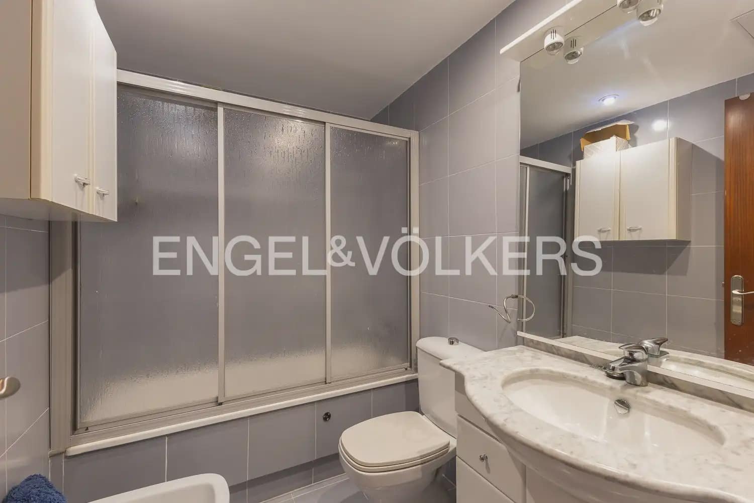 5 bedroom Flat for rent in Valencia city with garage - € 2,400 (Ref: 10039106)