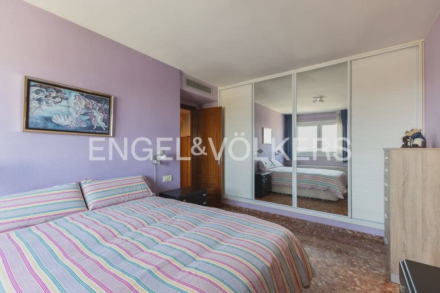 5 bedroom Flat for rent in Valencia city with garage - € 2,400 (Ref: 10039106)