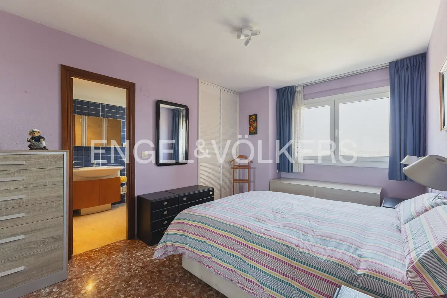5 bedroom Flat for rent in Valencia city with garage - € 2,400 (Ref: 10039106)