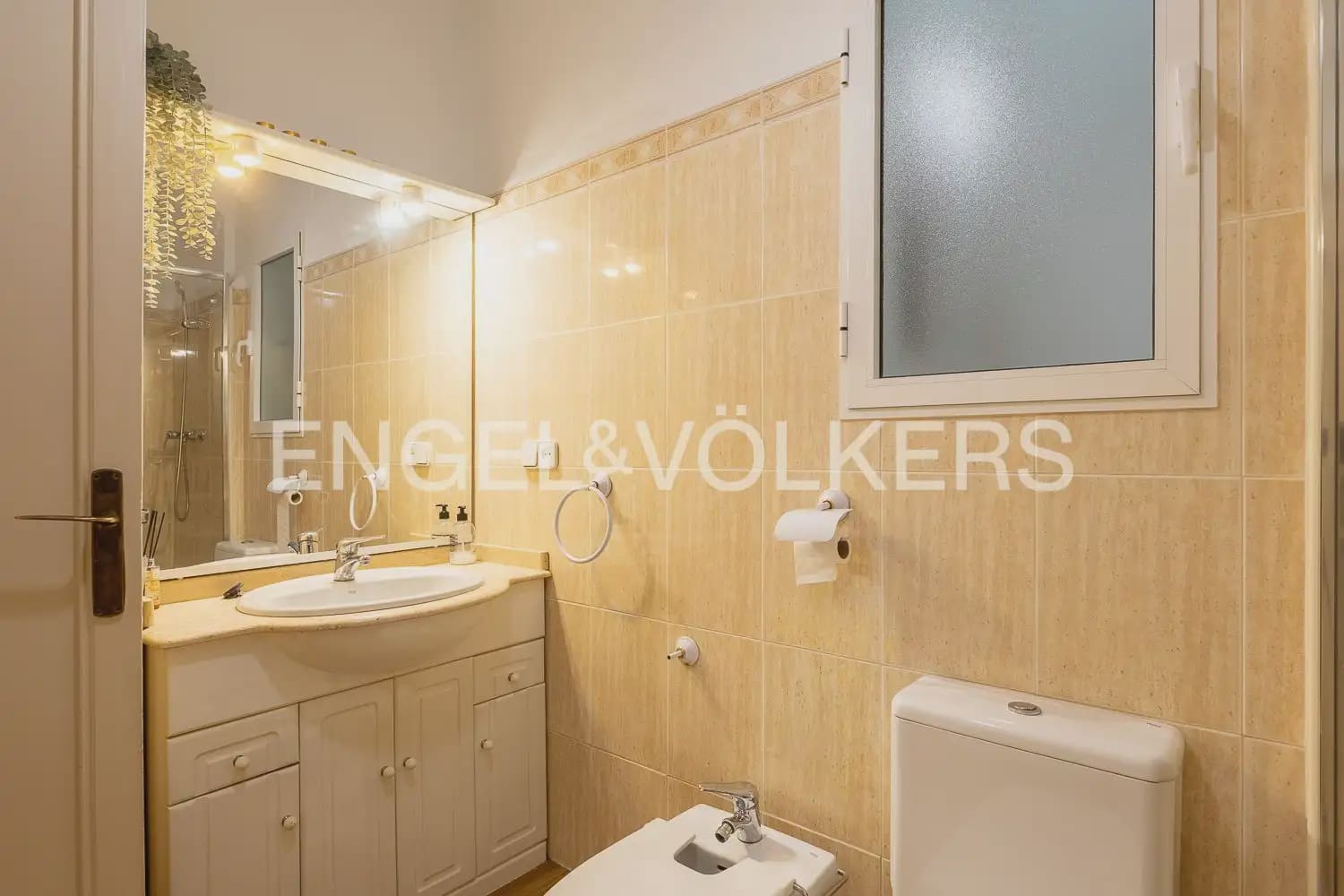 4 bedroom Flat for rent in Valencia city - € 2,200 (Ref: 10039108)