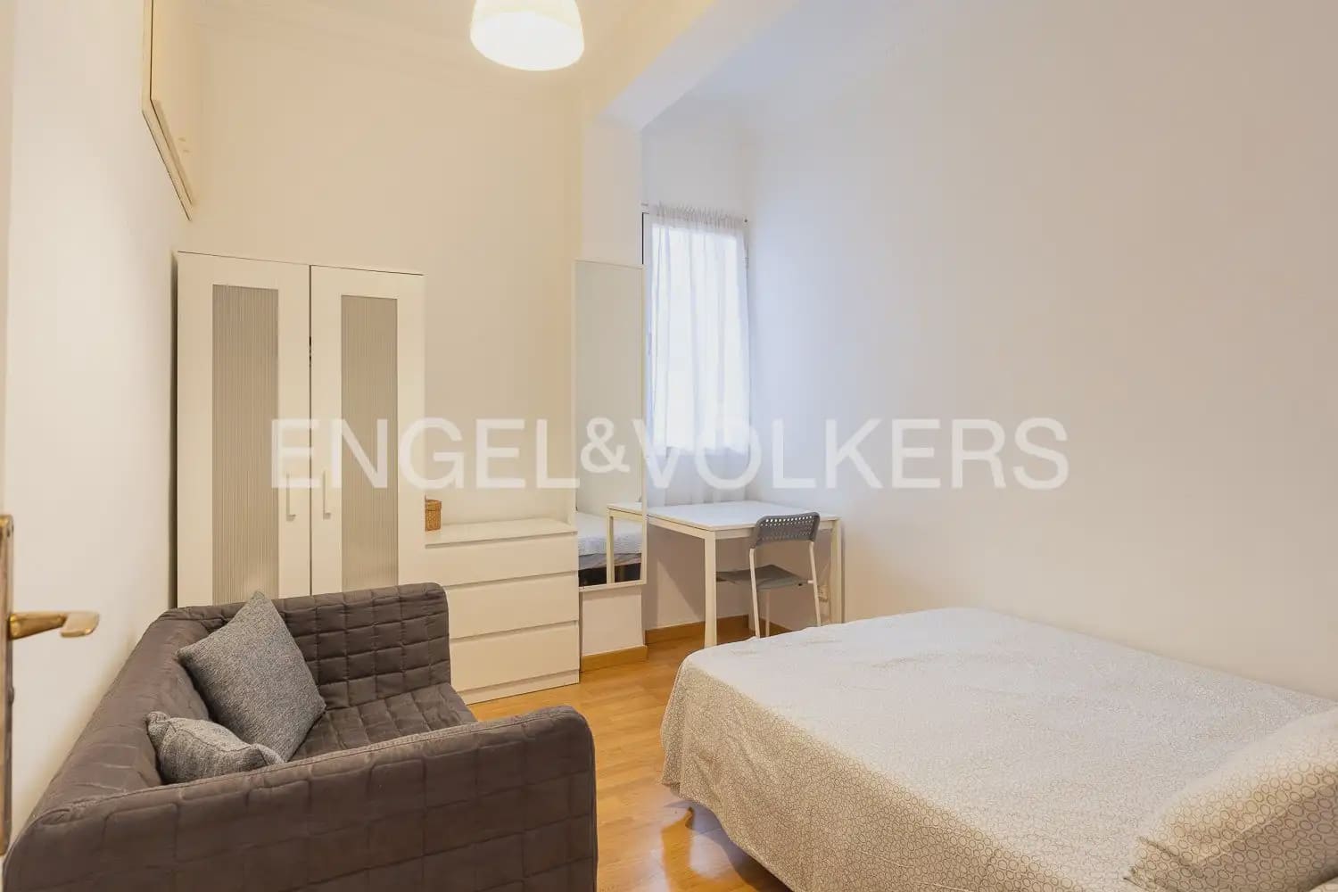 4 bedroom Flat for rent in Valencia city - € 2,200 (Ref: 10039108)