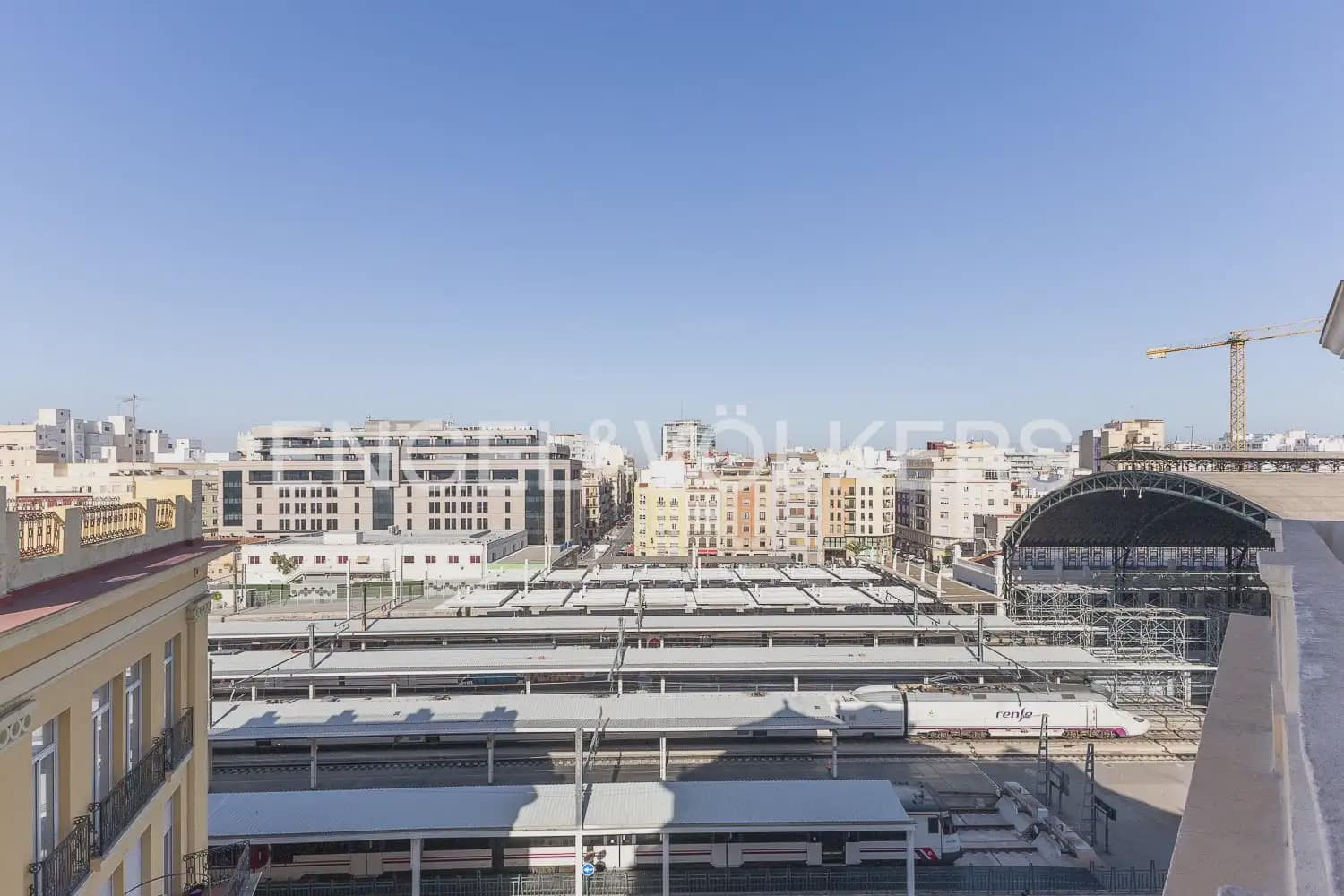 4 bedroom Flat for rent in Valencia city - € 2,200 (Ref: 10039108)