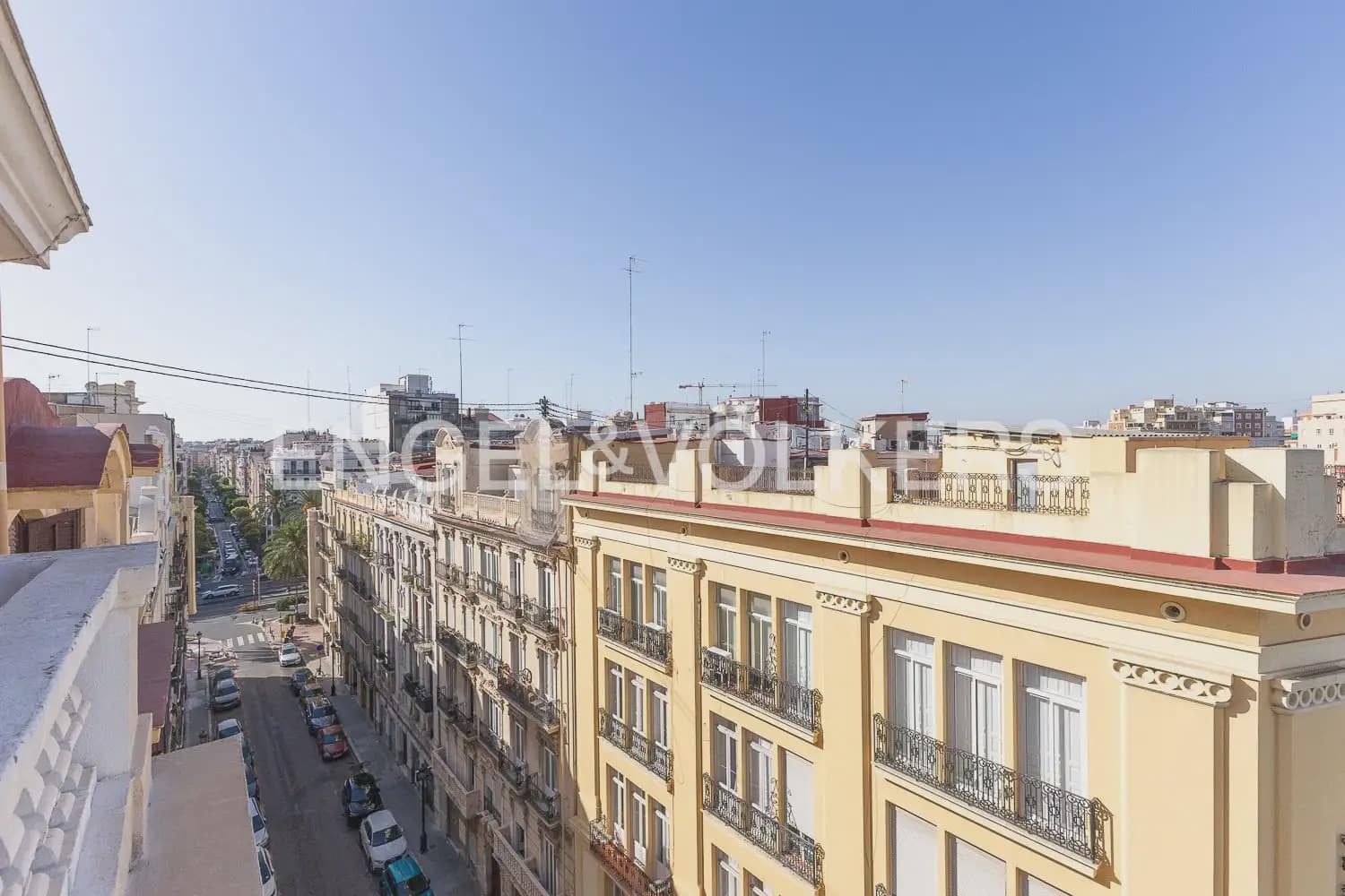4 bedroom Flat for rent in Valencia city - € 2,200 (Ref: 10039108)