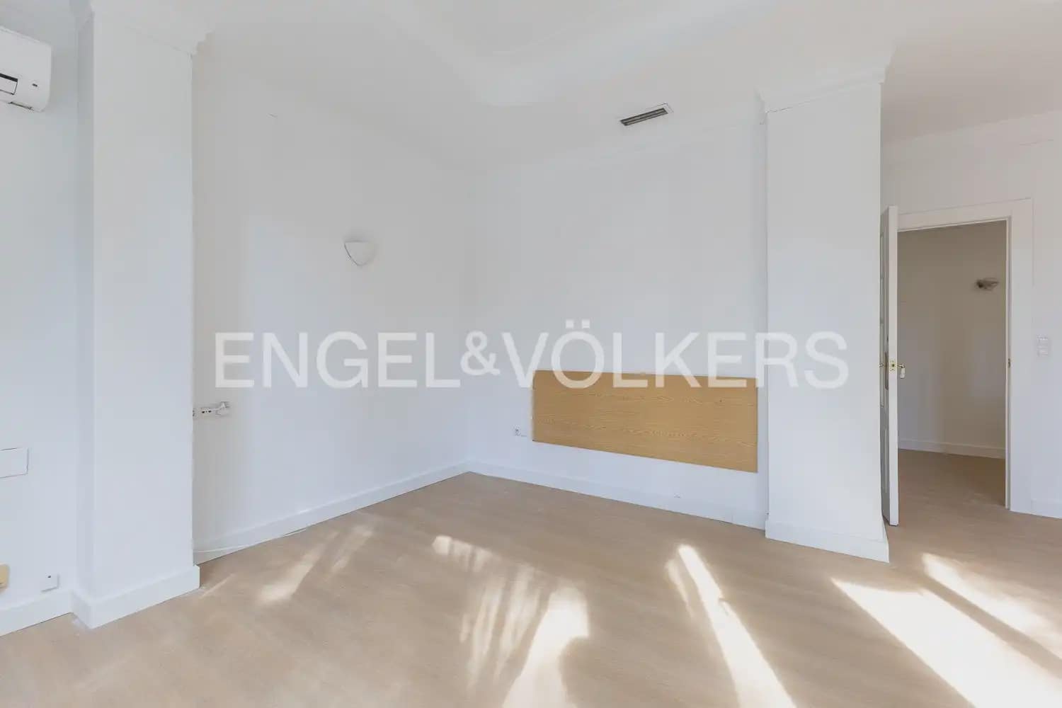 3 bedroom Flat for rent in Valencia city with garage - € 1,900 (Ref: 10039218)