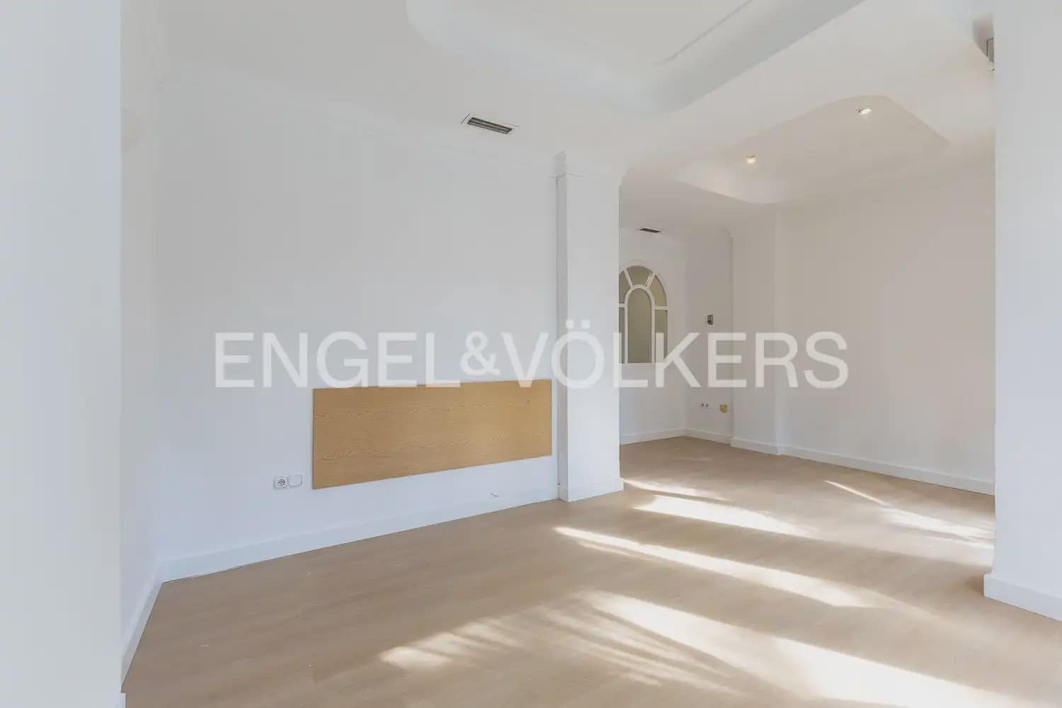 3 bedroom Flat for rent in Valencia city with garage - € 1,900 (Ref: 10039218)