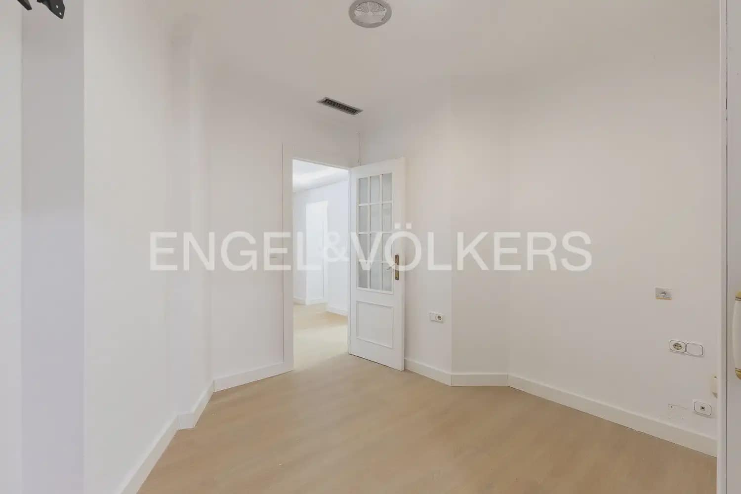 3 bedroom Flat for rent in Valencia city with garage - € 1,900 (Ref: 10039218)