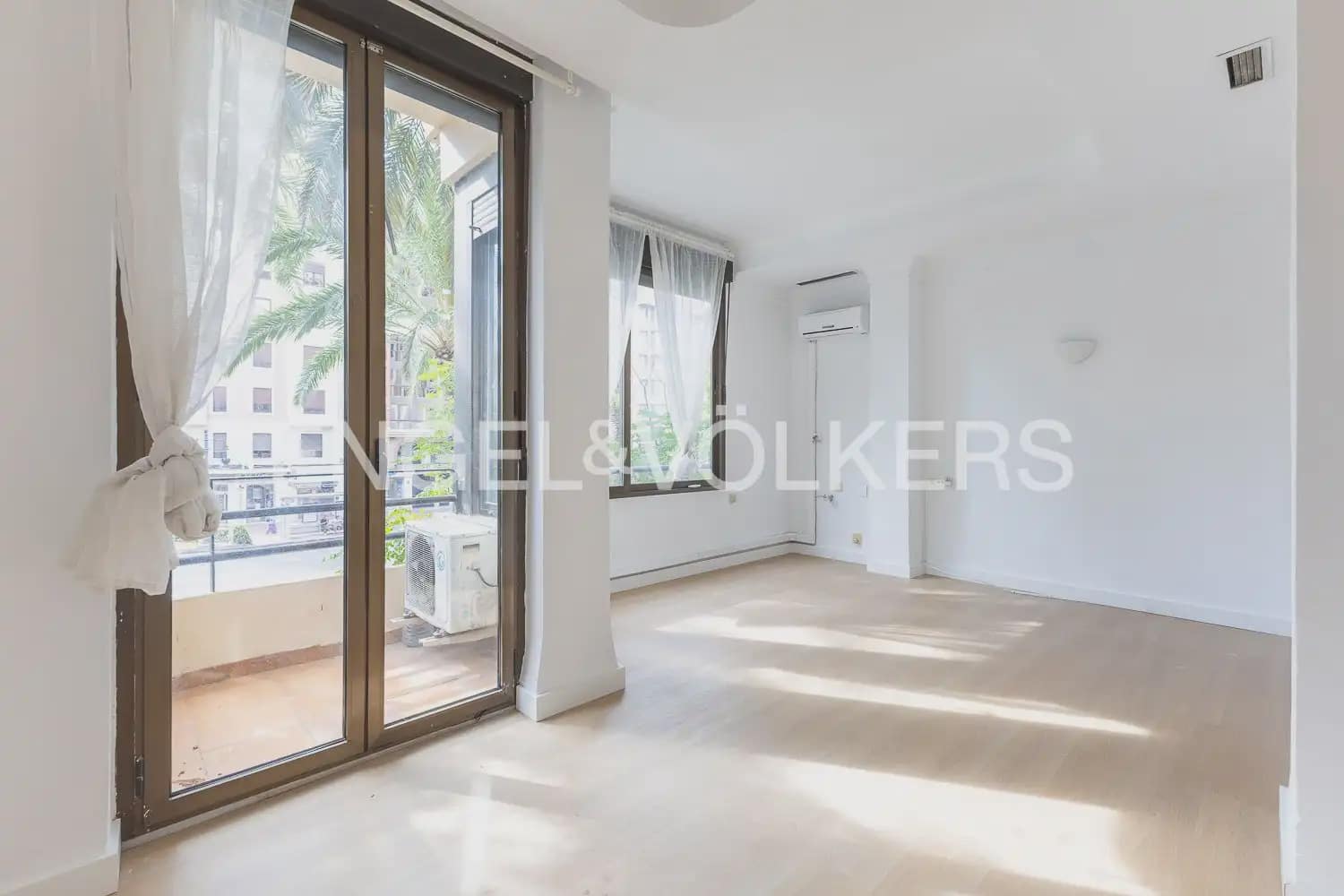 3 bedroom Flat for rent in Valencia city with garage - € 1,900 (Ref: 10039218)